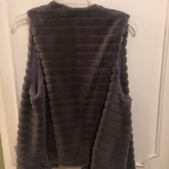 Gray faux fur Vest. Soft. - Picture 5 of 6